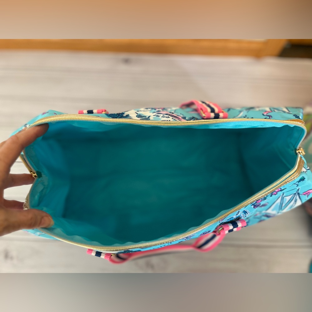 Lilly Pulitzer Amalfi blue overnight duffle bag with removable shoulder strap. - Picture 6 of 11